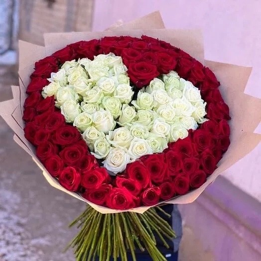 Букет цветов "101 роза в виде сердца"