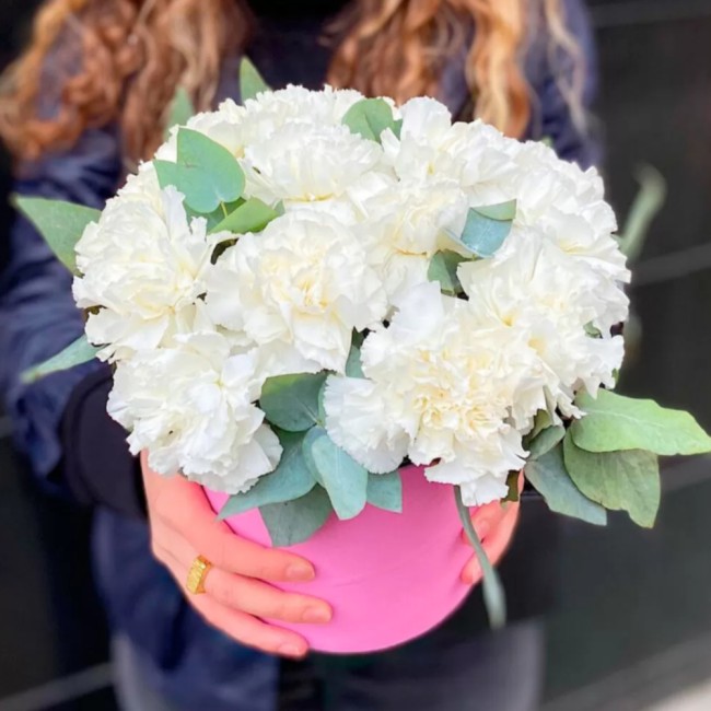 Букет цветов "Шляпная коробка Белый танец"